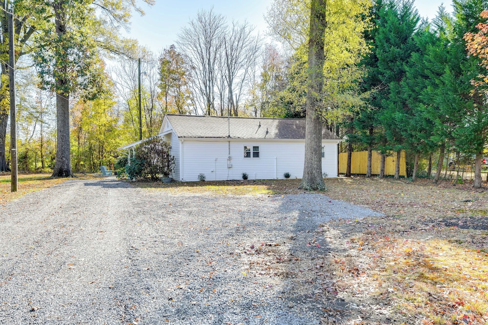 9 Mi to Colonial Beach: Charming Cottage w/ Yard!