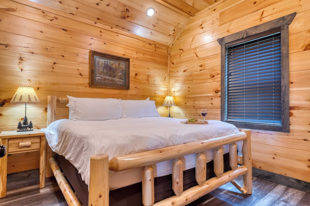 All Fun & Games by Avantstay Indoor Pool, Game Room, Theater, Mountain Views Near Pigeon Forge & Dollywood