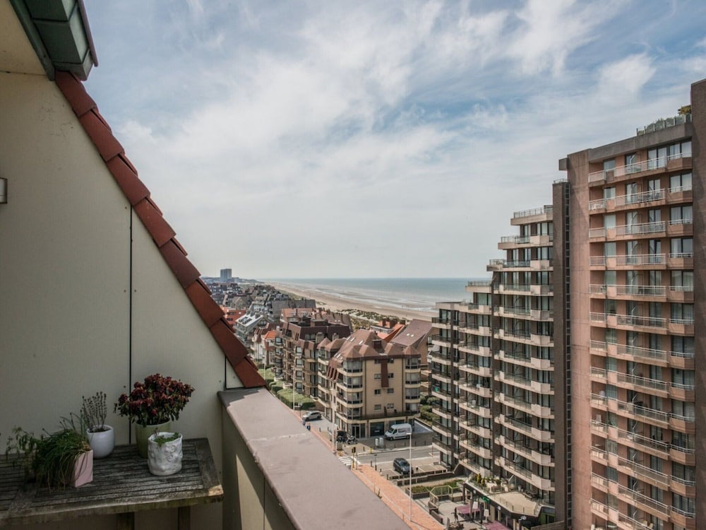 Spacious Seaside Apartment