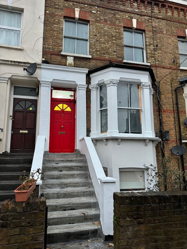 Studio - Sleeps 2 - Parking - Close to Paddington