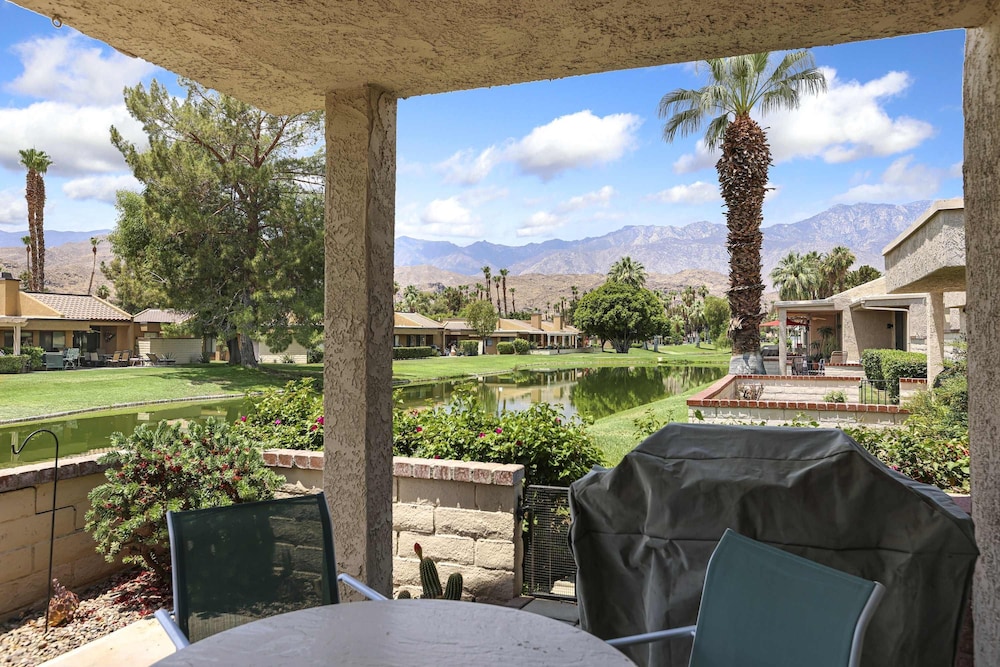 Spacious Single-story Condo With Golf Course Views
