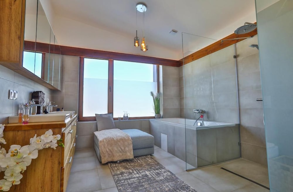 Luxurious Chalet near Pirin Golf Resort view 4