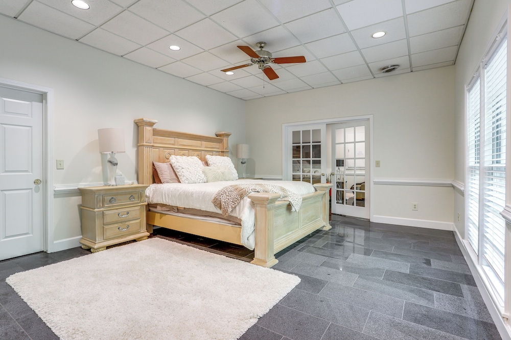 3 Mi to Roswell Riverwalk: Spacious Getaway!