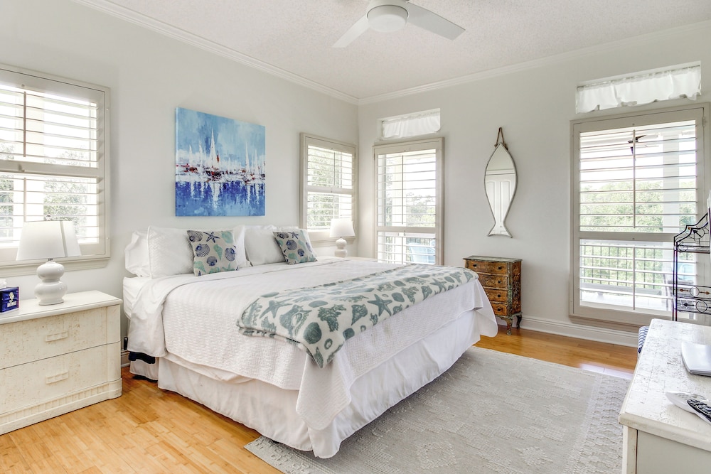 Pool, Fire Pit & Tennis Court: Gem in Bay St Louis