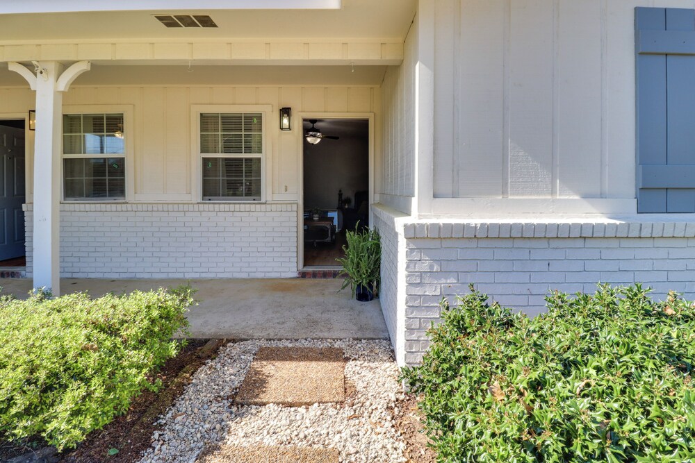 Walk to Eats & Entertainment: Home in Brookhaven