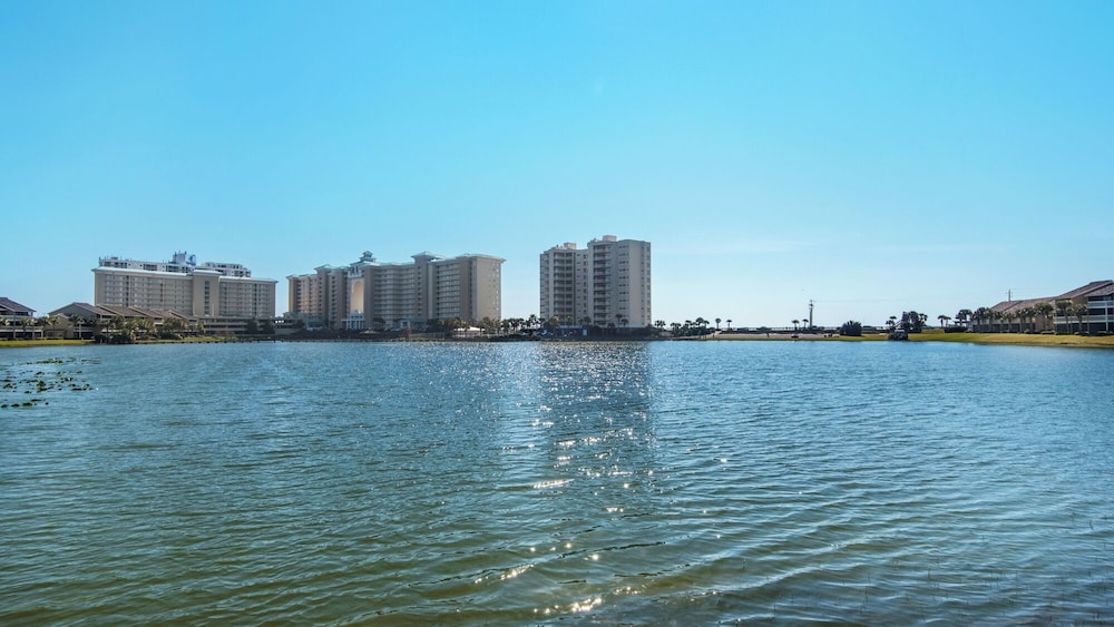 Sleeps 8 w/ Resort Pools, Tennis, Golf & Beach Access + Attraction Tickets!