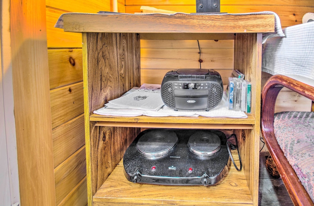 Creek Views & Grill: Idyllic Florence Cabin view 4