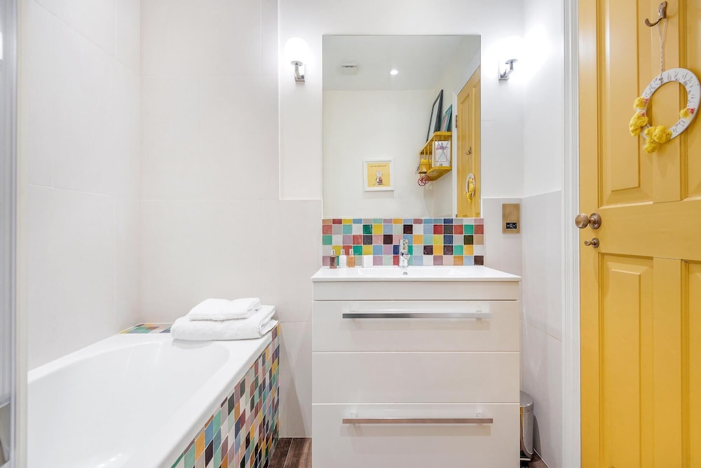 Charming Pimlico Home Close to the River Thames by Underthedoormat