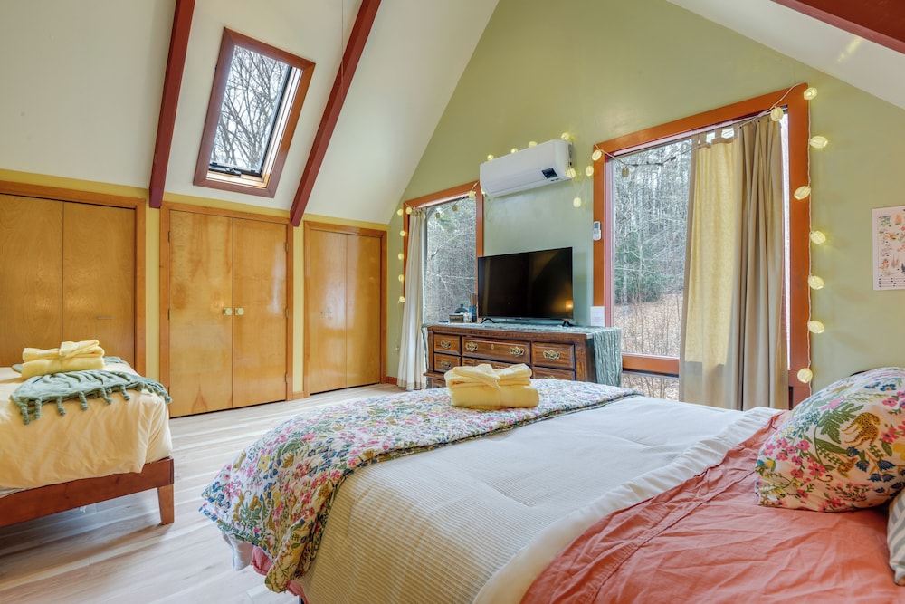 Deck, Mountain Views: Colorful Retreat in Vernon!