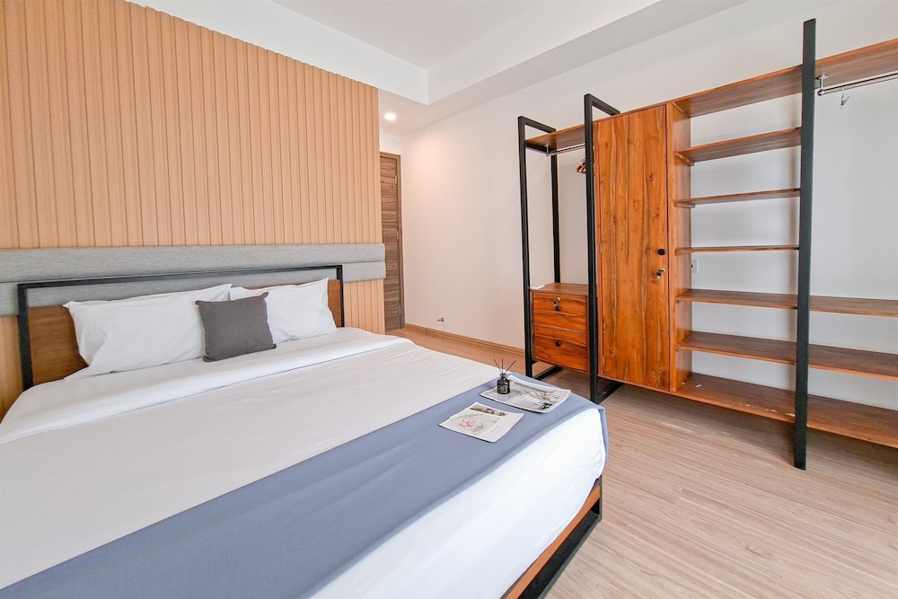 Monochromatic 2Br With Extra Working Room Apartment Sky House Bsd