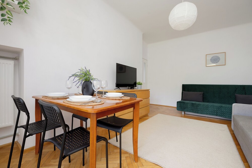 Darwina Apartment 2 Balconies by Renters view 4