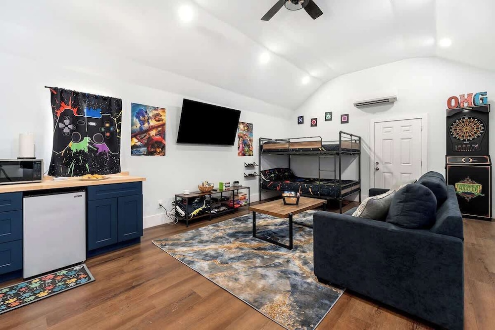 Terracotta Retreat/ Sleeps 30!
