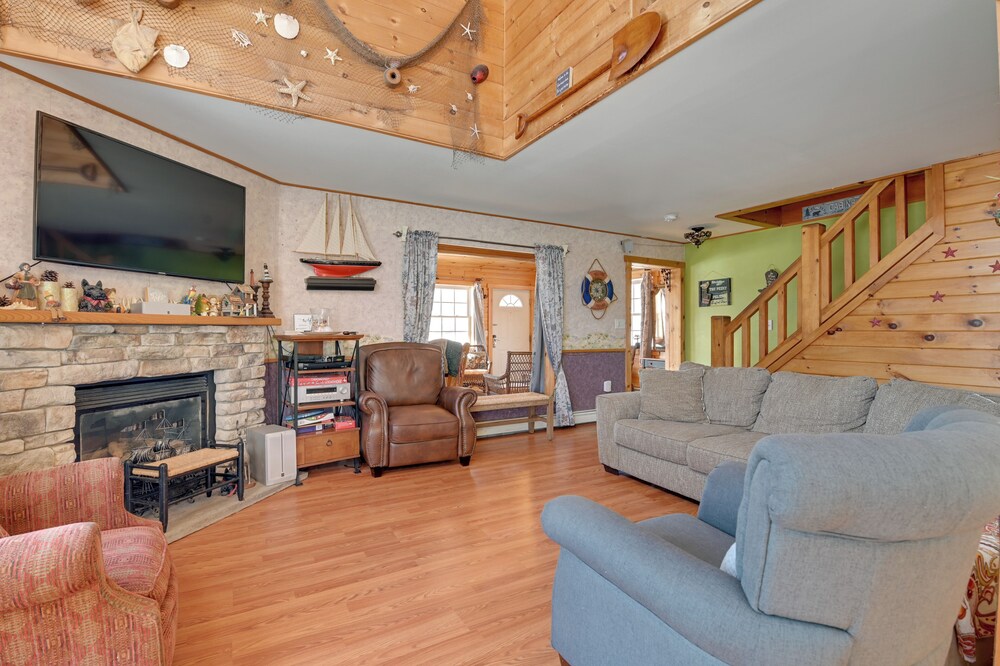 Steps From Lake George! 8-acre Home w/ Dock Access