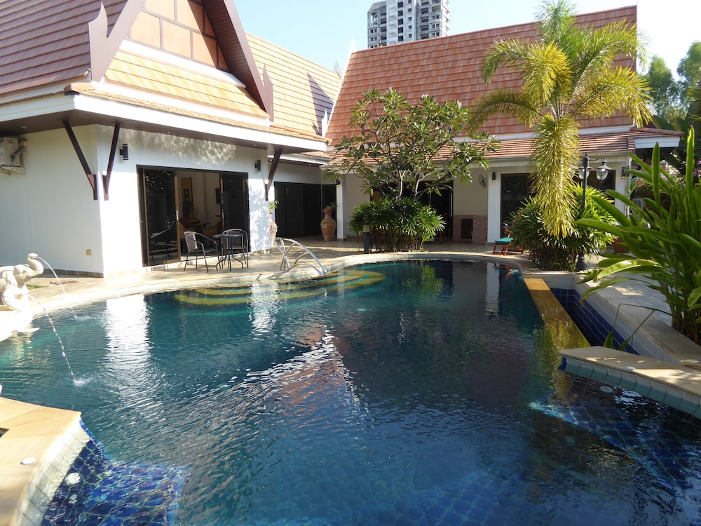 VIP Chain Resort Pool Villa