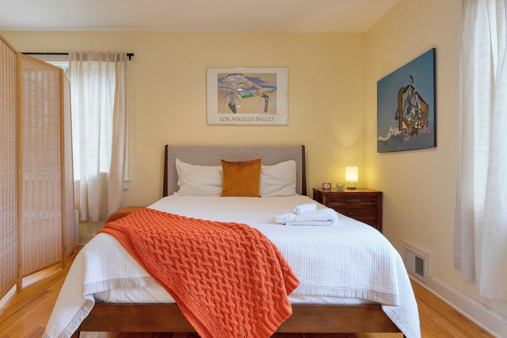 Pool+hot Tub, Firepit Near Hikes, Shops, Dining Cragswood Lodge by Avantstay