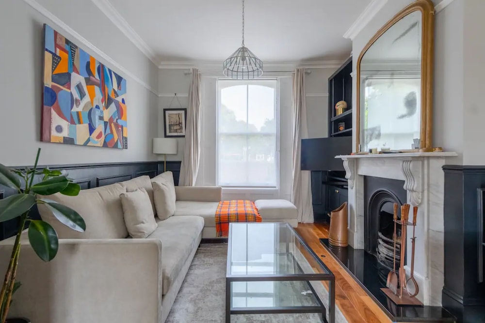 Stylish 2 Bedroom Home in Islington With Garden