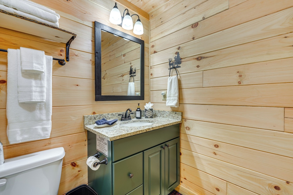 Hot Tub, Game Room & Views: Mars Hill Mtn Retreat!