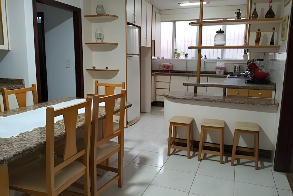 Casa 3 suites 1 quarto piscina AC 10 Hos