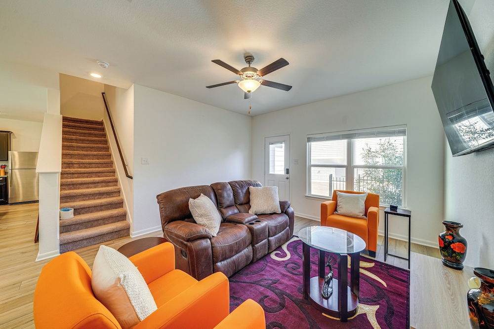 8 Mi to Lackland Afb: Pet-friendly Home w/ Yard!