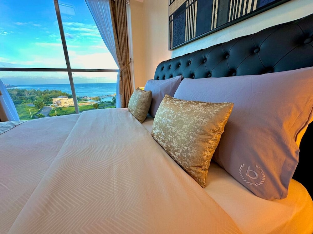 La Mirada Deluxe Suites with Oceanview