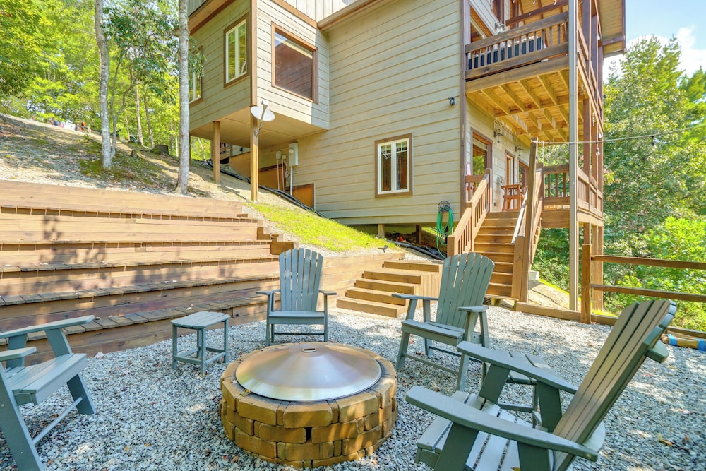 Family Oasis w/ Game Room & 2 Decks in Blue Ridge!
