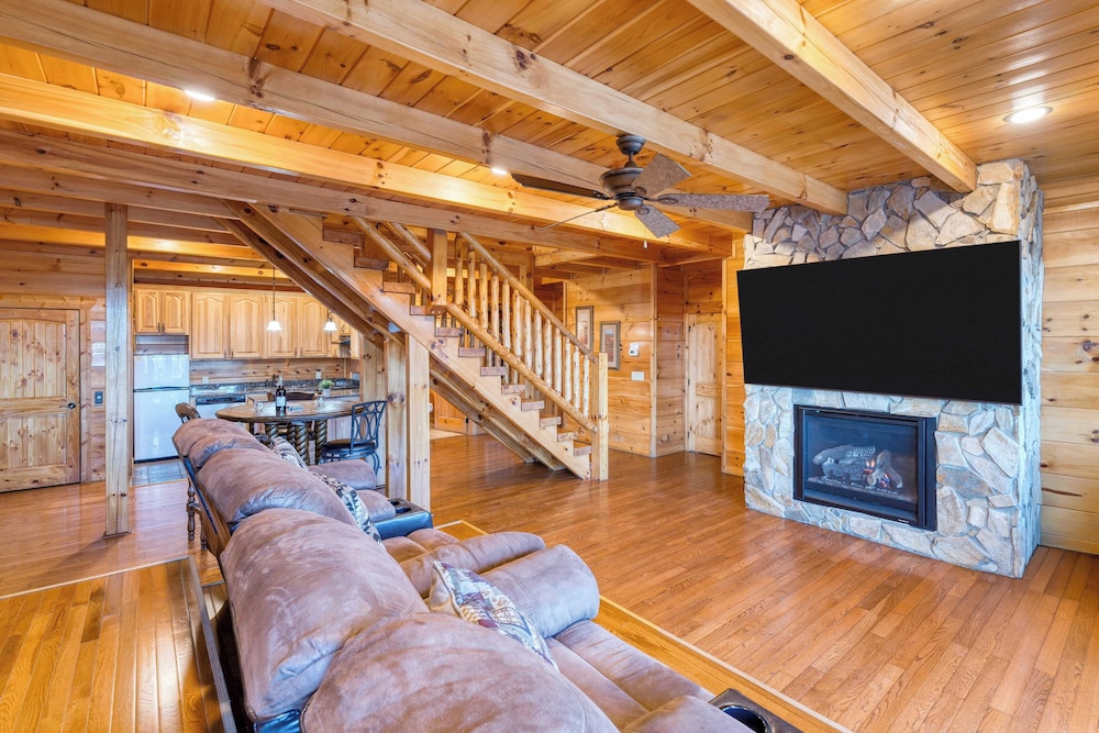 Luxury Cabin w/ Elevator, Theater & Hot Tub Near Dollywood Smoky Vista Lodge