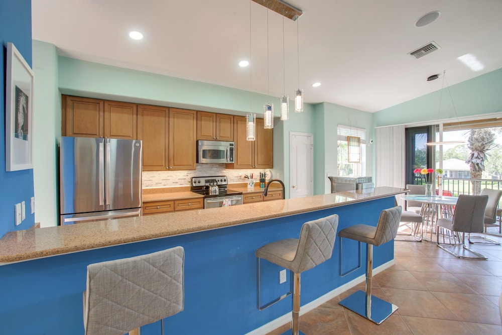 3 Mi to Dtwn Fort Myers: Condo w/ Pool & Hot Tub