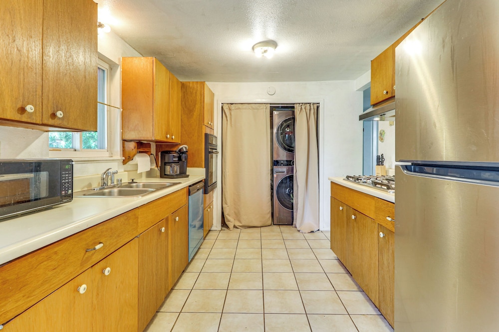 Pets Welcome: Hot Tub Haven in Albuquerque!