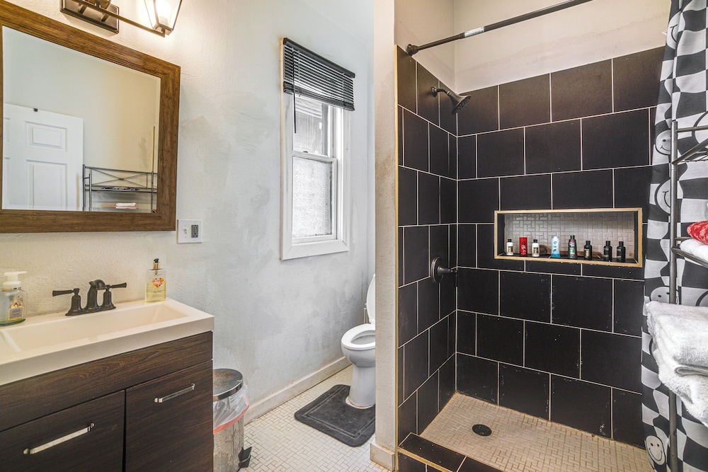 2 Mi to Dtwn Milwaukee: Family Home w/ Yard