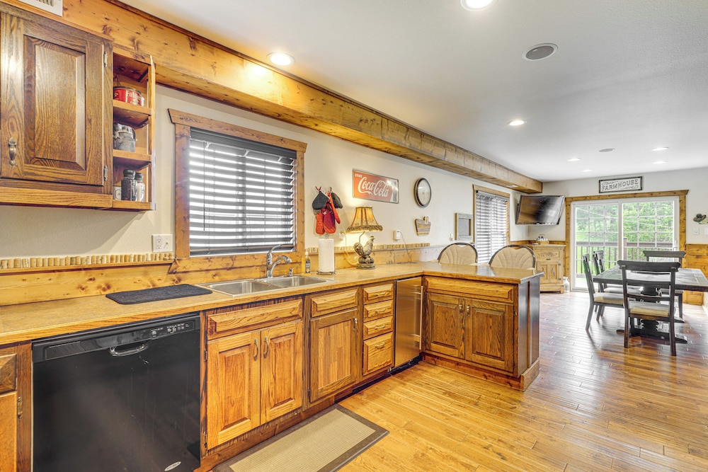 'the Lodge at Crider Creek' Getaway on 140 Acres!
