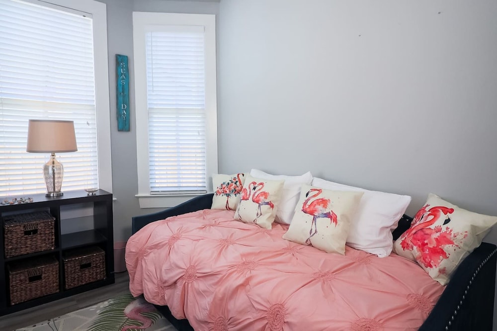 Vibrant Bungalow 2 Minutes to the Beach