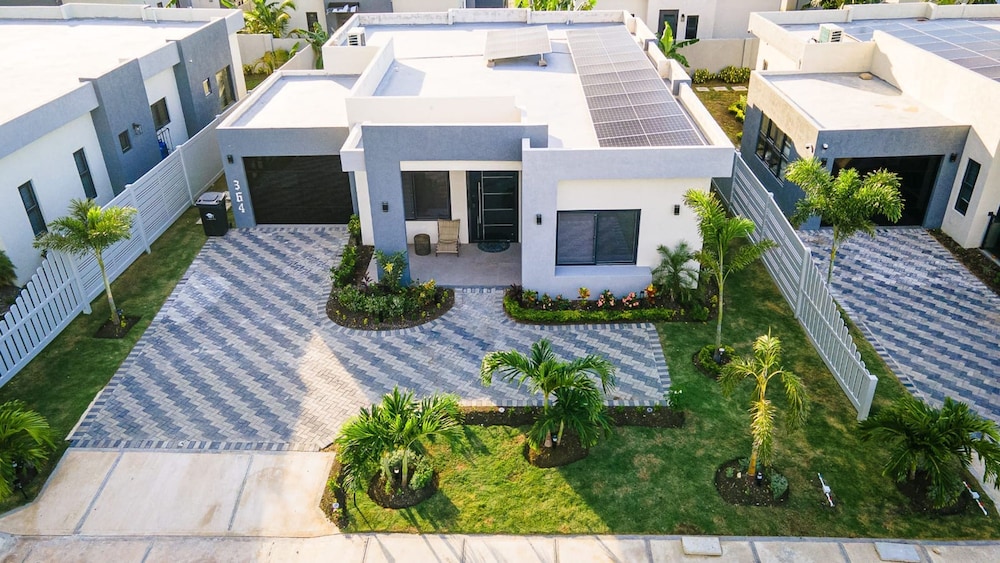 Sun-soaked Paradisiac Escape 3BR Private Beach Pool