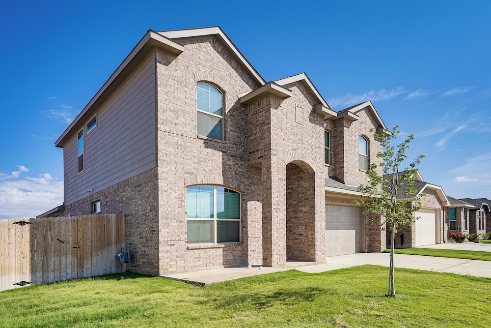 Spacious Family Home w/ Office in Midland-odessa!