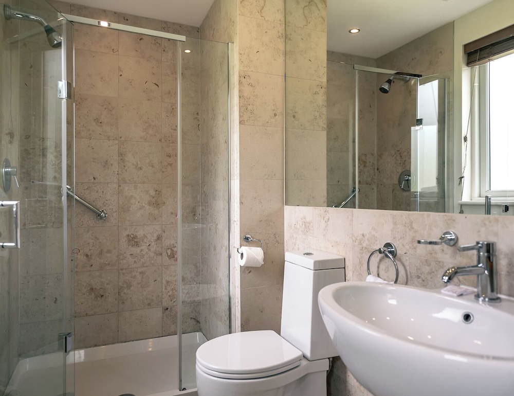 Spacious Kenmare Home to Sleep 8 Free use of Pool Onsite