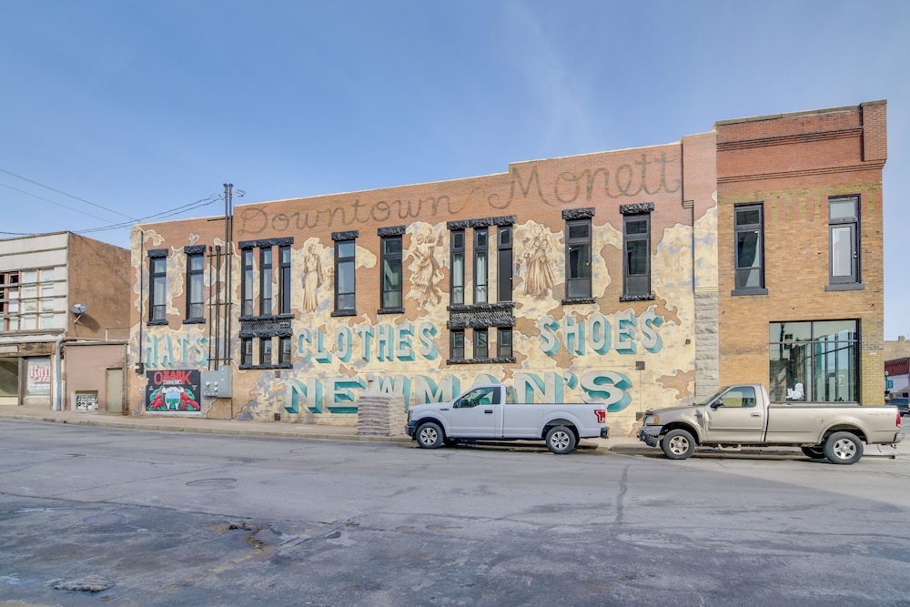 Dtwn Loft in the Heart of Monett: Pets Welcome!