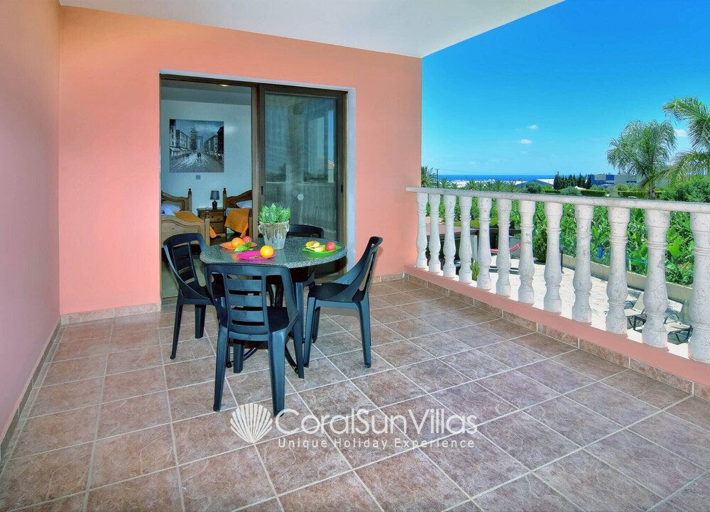 Family Villa Short Walk To Coral Bay Strip 5 Min and Pub, Shops etc