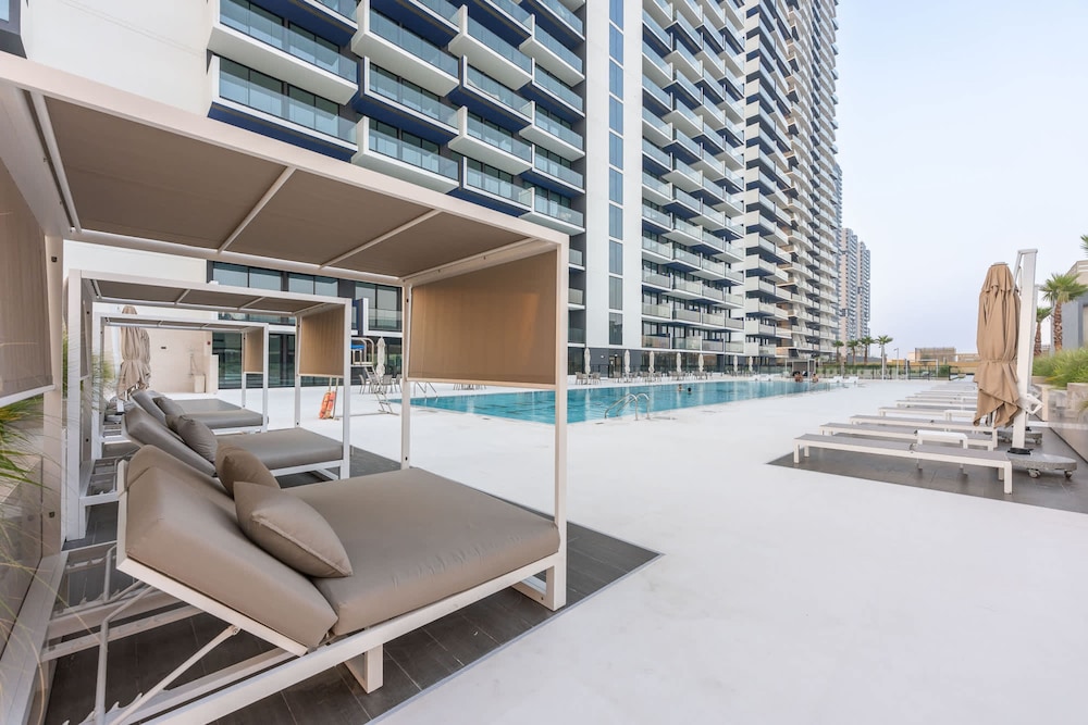 Lovely Apartment in Binghatti Corner That Sleeps 4
