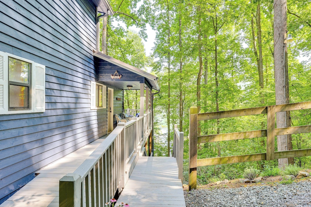 Lakefront Murphy Getaway w/ Deck, Dock & Kayaks!