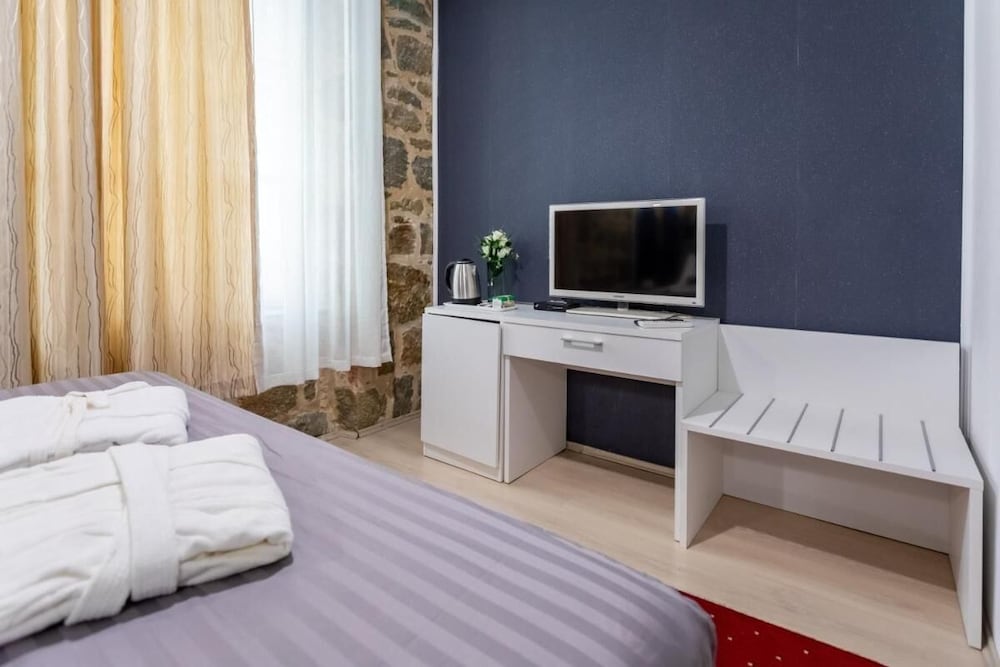 Castle View in Deluxe Room - Hotel Rose Split view 4