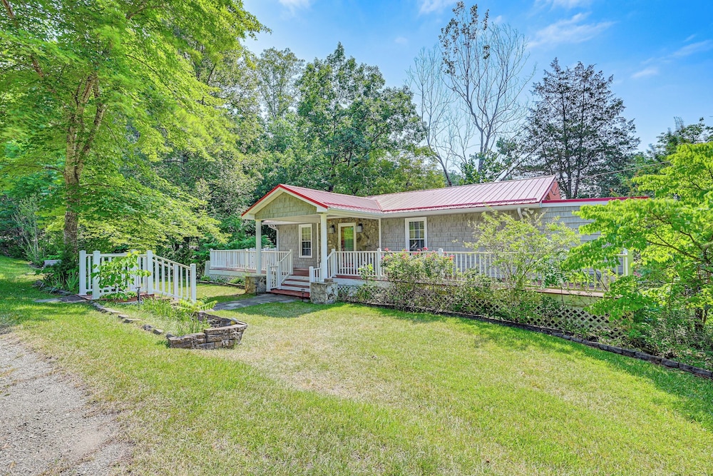 Smith Mountain Lake Cottage w/ Dock + Fire Pit! view 3