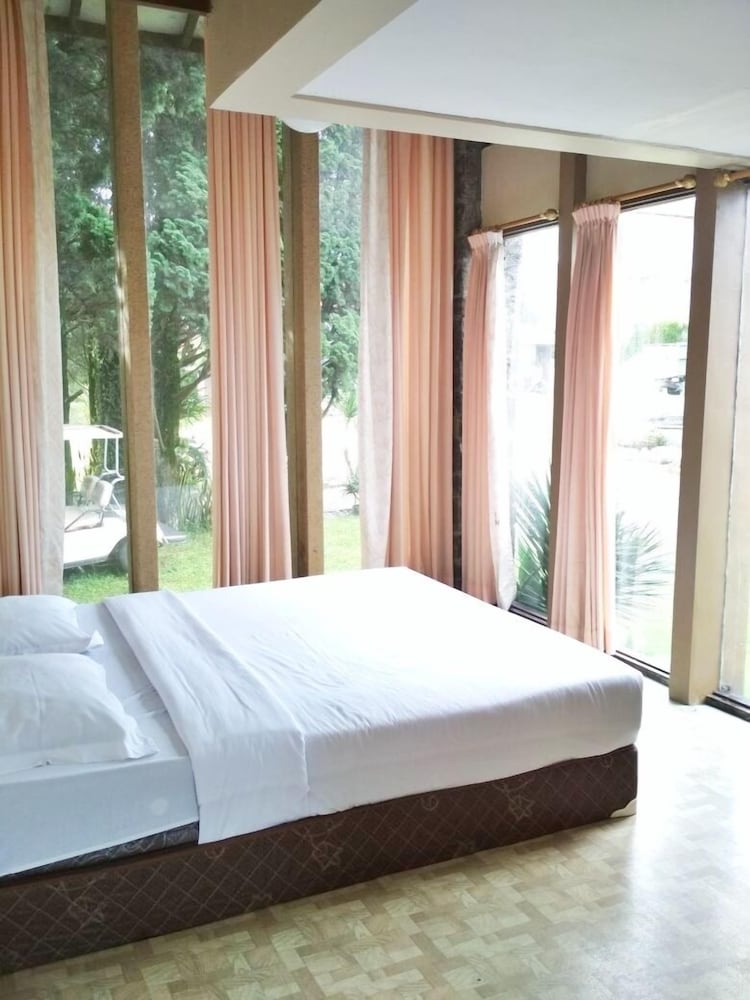 De Villa Istana Bunga by HouseinBandung
