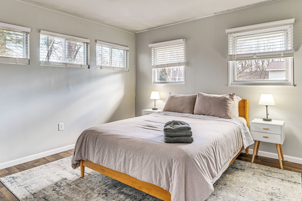 1 Mi to Dtwn: Home w/ Deck in Saratoga Springs
