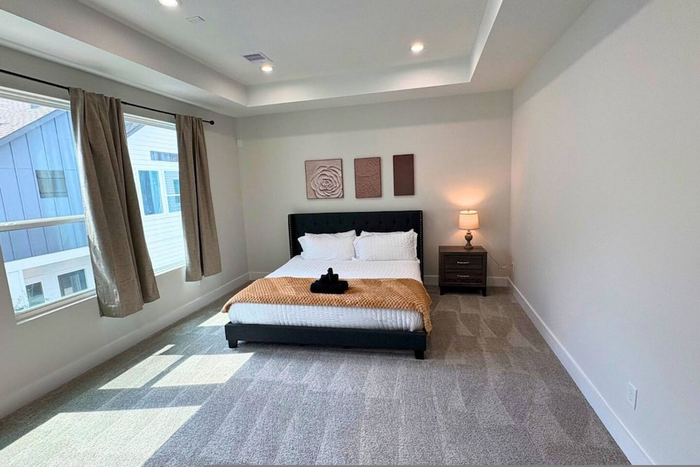 Gated Modern 3BR Near Downtown Med Center