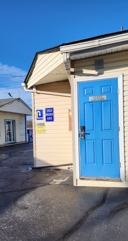 Plaza Motel