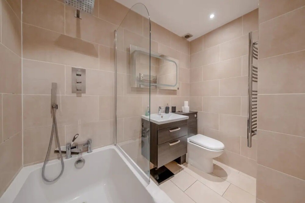 Lovely 2 Bedroom Apartment With Great Transport Links