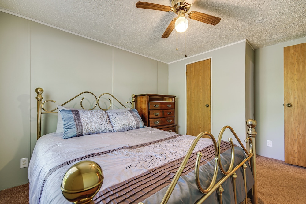 4 Mi to Bennett Spring SP: Dog-friendly Home!