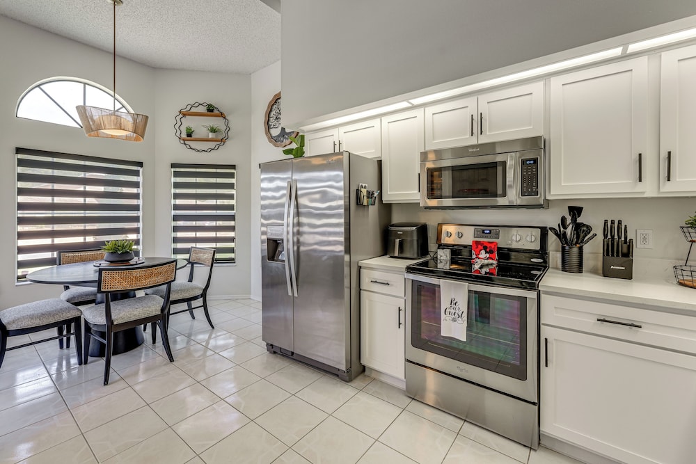 Hot Tub & Movie Theater: Family Oasis in Kissimmee
