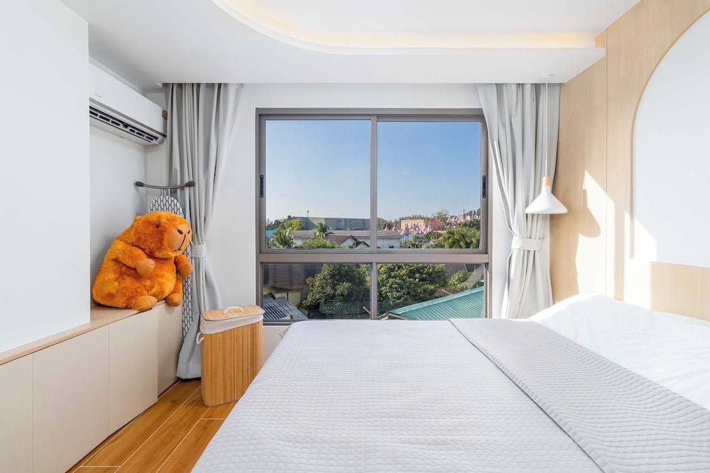 2BR Close to Beach Pool Views C256
