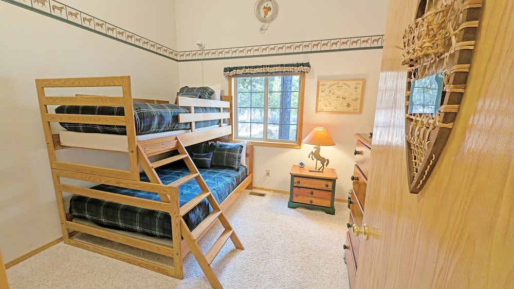 Snowshoe Inn-pyramid Mtn 7 3 Bedroom Home
