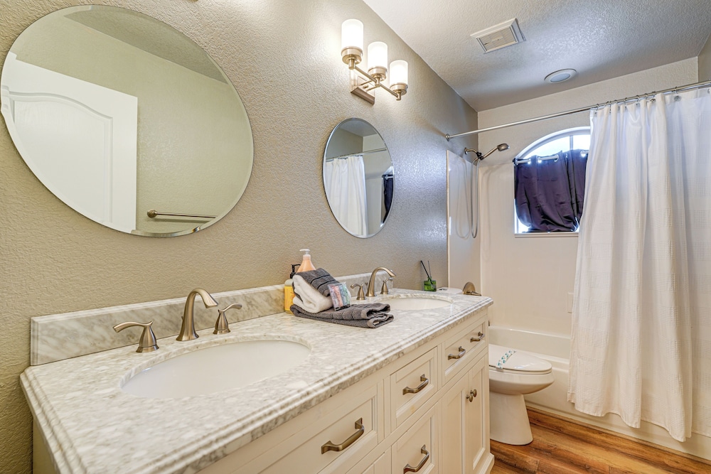 3 Mi to Granite Reef: Spacious Retreat w/ Pool